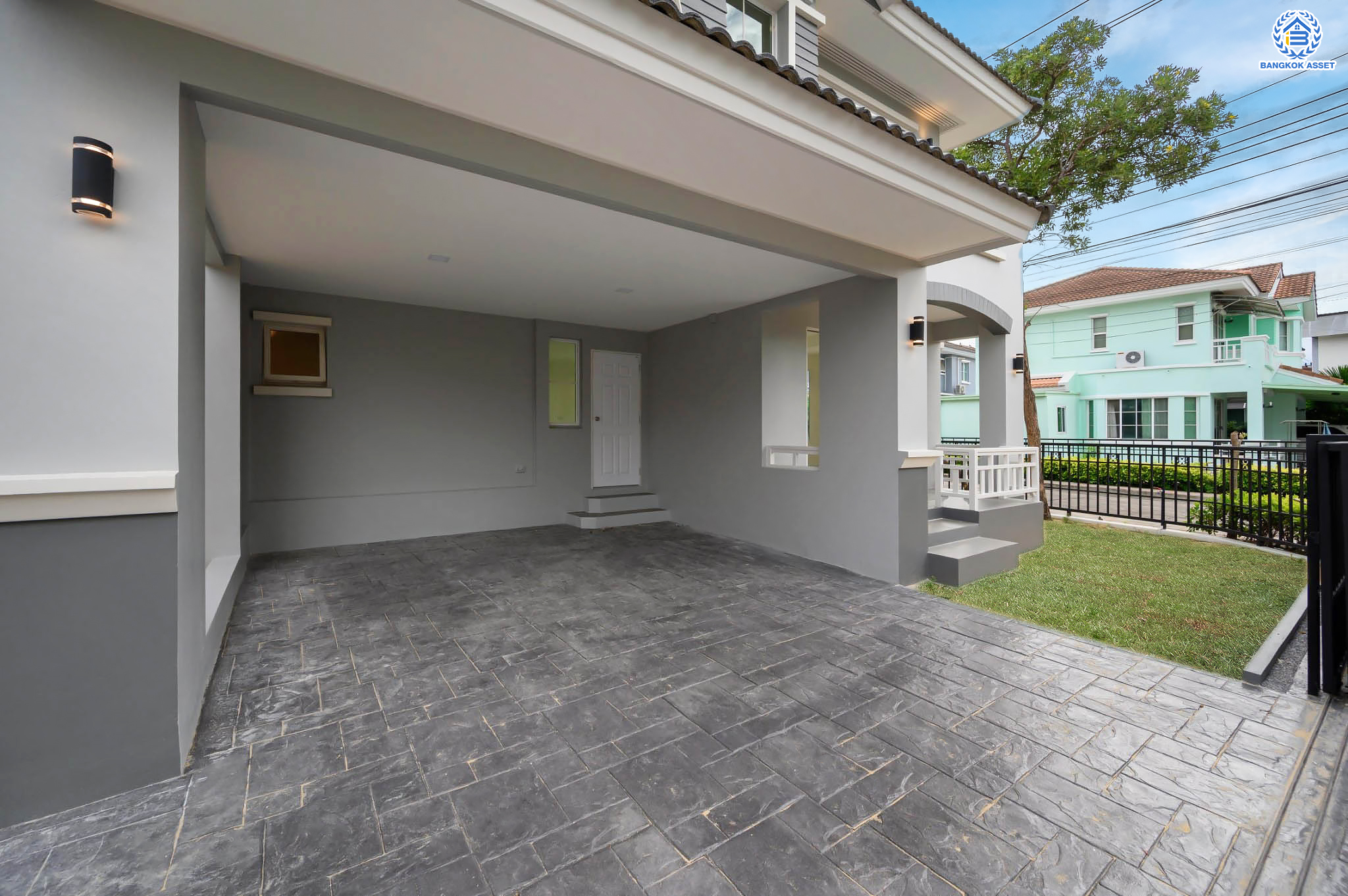 บ้านมือสองตกแต่งใหม่ แบรนด์ LH โครงการ มัณฑนา เพชรเกษม81 พร้อมรองรับทุกความสุข บนเนื้อที่ 54.4 ตร.ว. พื้นที่ใช้สอยกว่า 123.84 ตร.ม. พร้อมฟังก์ชัน 3 ห้องนอน 3 ห้องน้ำ จอดรถได้ 2 คัน บนทำเลเชื่อมต่อสู่ ถ.เพชรเกษม, ถ.พุทธมณฑลสาย4 ใกล้เดอะมอลล์ บางแค และม.มหิดล...